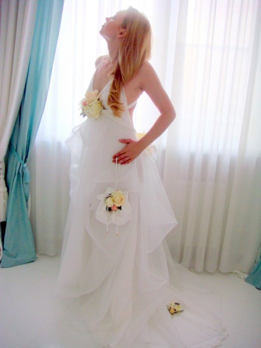 Платье CARTE BLANCHE. Ткань – Шёлк 100% Цвет – белоснежный Отделка – букеты из роз Аксессуары – сумо