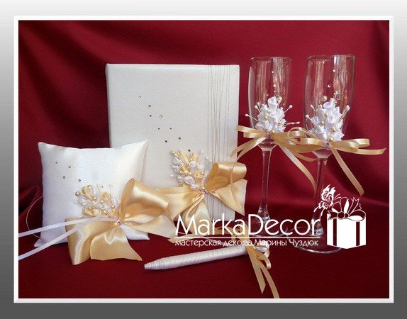 В нашей мастерской декора Вы сможете заказать свадебные бокалы, свечи, зонты, книги, приглашения, ра