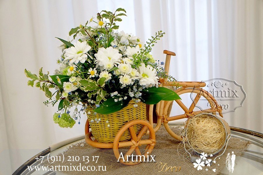 Велосипед с полевыми цветами на свадбе