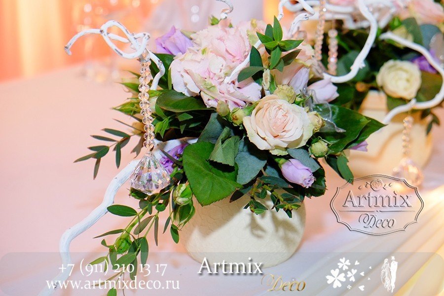 Свадебное оформление стола цветами в вазах