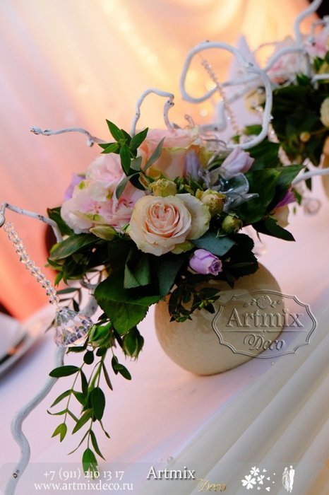 Свадебное оформление столов цветами в вазах