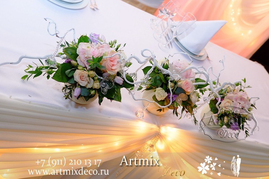 Цветы в вазах на столе для жениха и невесты