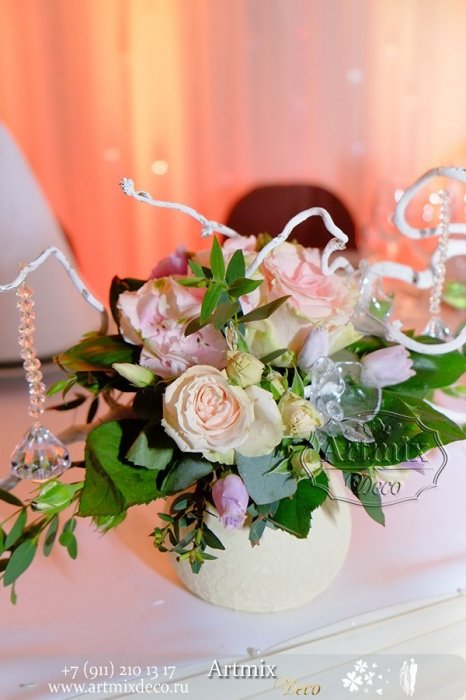 Свадебное оформление стола цветами в вазах.