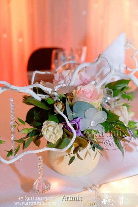 Свадебное оформление стола цветами в вазах с декор