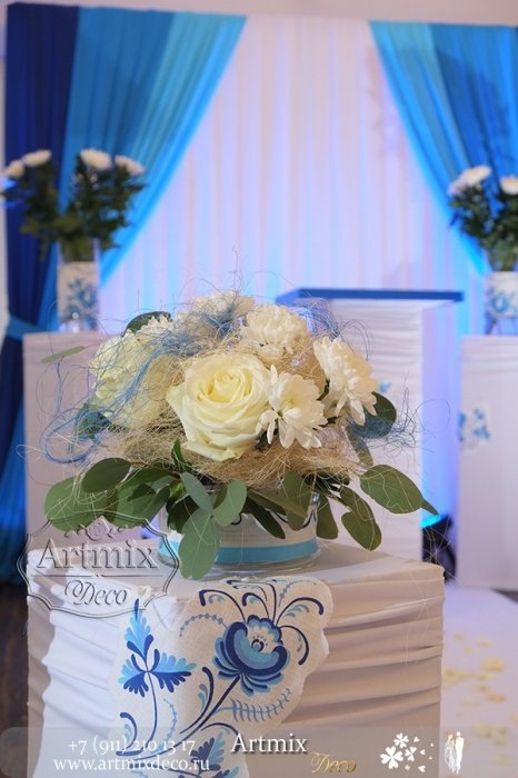 Цветы в небольших вазах на свадебной регистрации