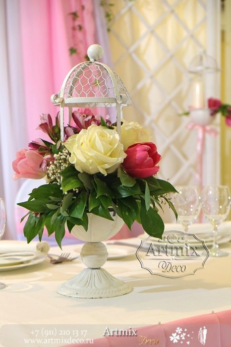 Нежный стиль на столе жениха и невесты.
