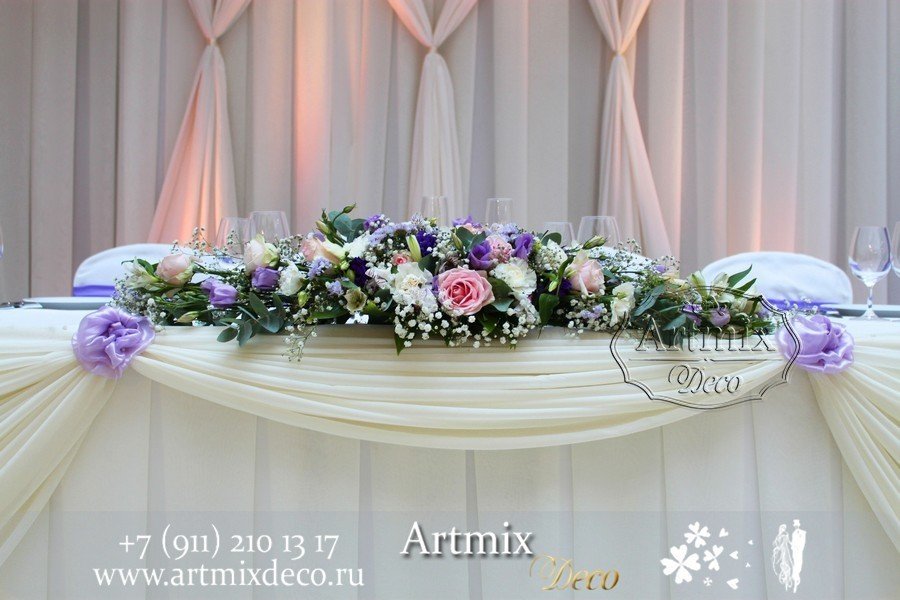 Украшение стола жениха и невесты живыми цветами.
