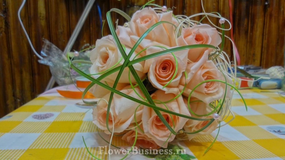 Красивый свадебный букет из роз