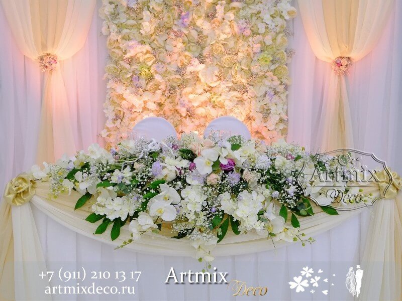 Свадебная цветочная композиция на столе молодожено