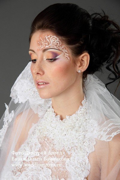 Свадебный макияж с фантазийными элементами в виде кружев придаёт образу особое очарование и дополняе