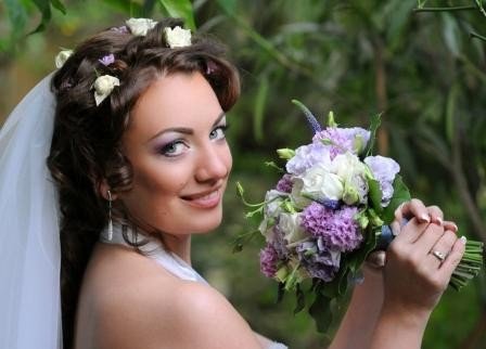 Макияж глаз и украшение причёски невесты живыми цветами в пастельных оттенках