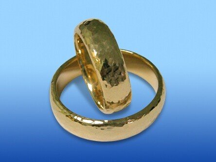 Массивные широкие обручальные кольца с оригинальной фактурной обработкой поверхности будут символом 