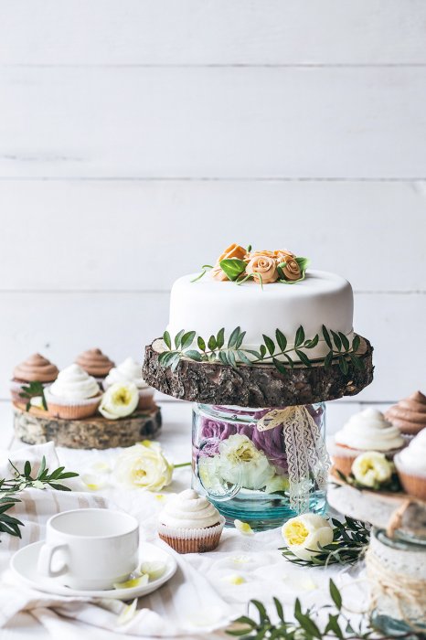 Свадебный торт с каскетками.