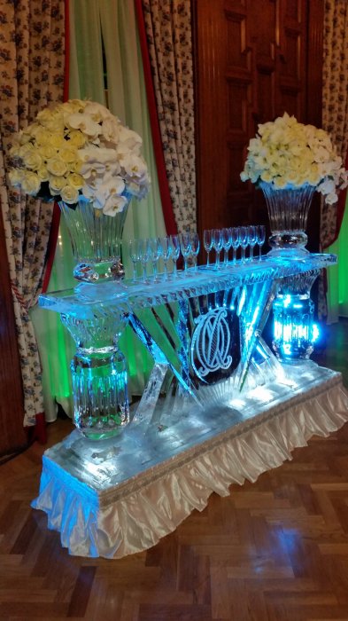 Ледяной бар с вазами