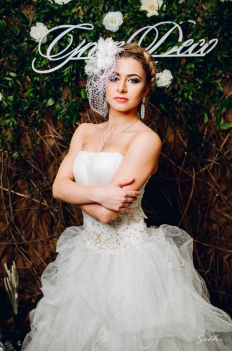 красивая невеста блондинка яркий свадебный образ прическа из косы макияж невесты с выездом на дом