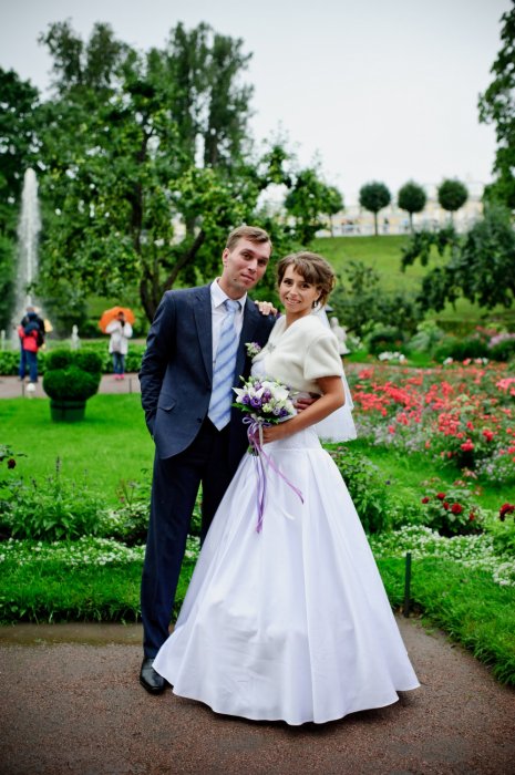 невеста с низким пышным пучком с челкой второй цвет свадьбы фиолетовый