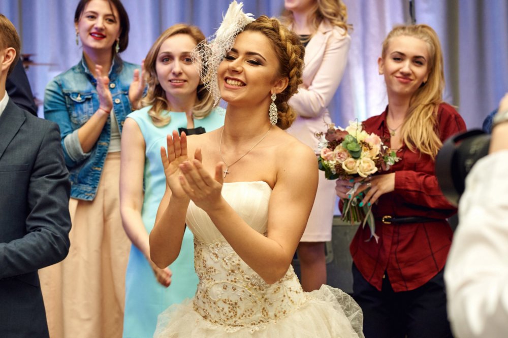 невеста блондинка прическа на средние волосы с плетением вуалетка свадебный макияж