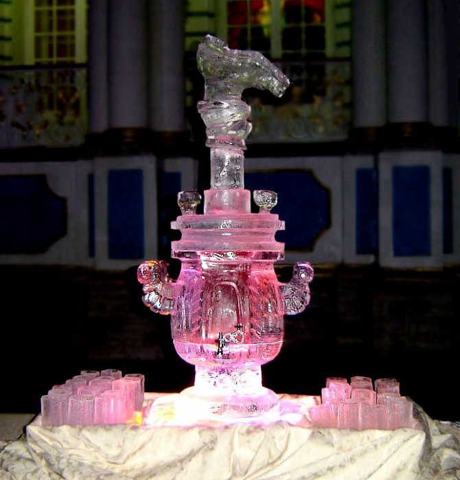 Ледяной самовар с водкой