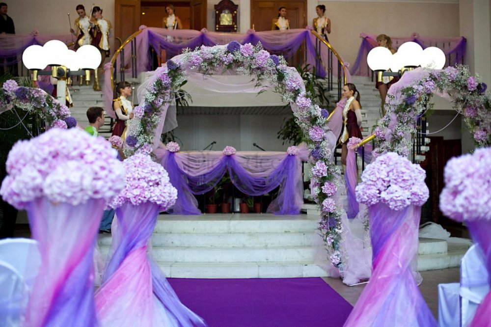 Свадьба в ультрофиолетовом цвете. Лестница