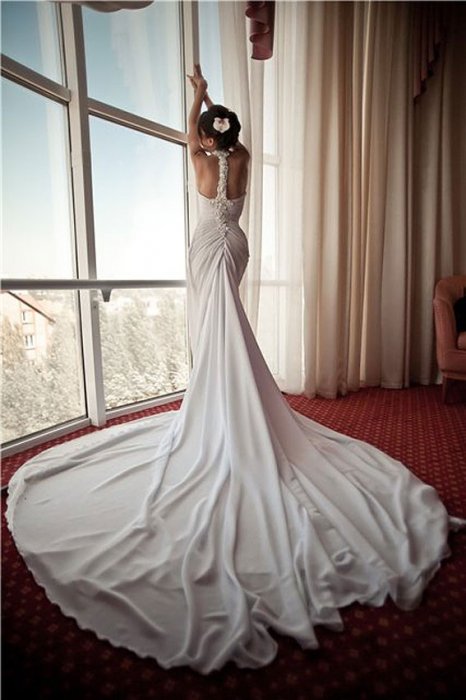 По просьбе невесты в платье был изготовлен длинный шлейф.