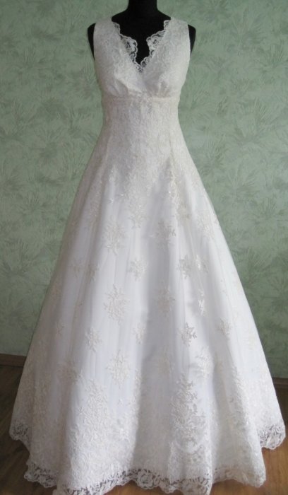 Свадебное платье со шлейфом из итальянского атласа цвета айвори. Покрыто гипюром. Лиф на корсете. До