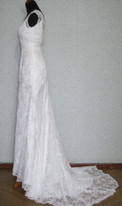 Элегантное платье для свадебного торжества со шлейфом. Покрыто гипюром – шантильи. Под заказ.