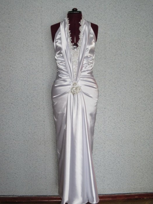 Свадебное платье из атласа-стрейч. Украшено драпировкой, расшито бисером и стеклярусом. Под заказ.