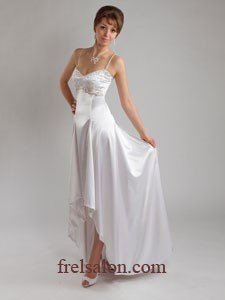 прямое атласное свадебное платье укороченное спереди