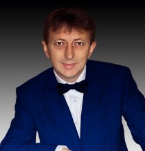 Ведущий и певец Николай Некрасов