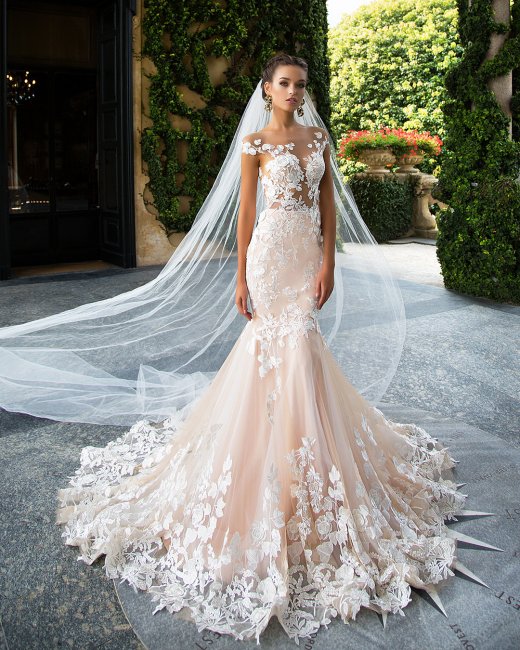 Свадебное платье с цветочными аппликациями