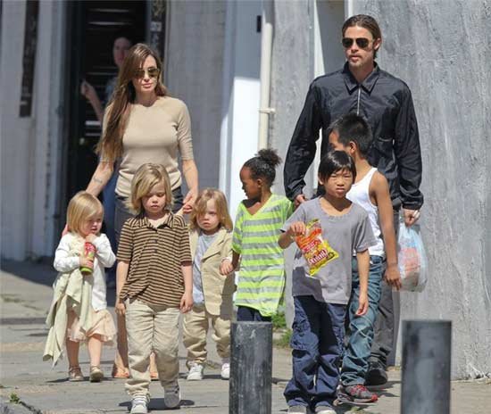 Брэд Питт и Анджелина Джоли и детьми