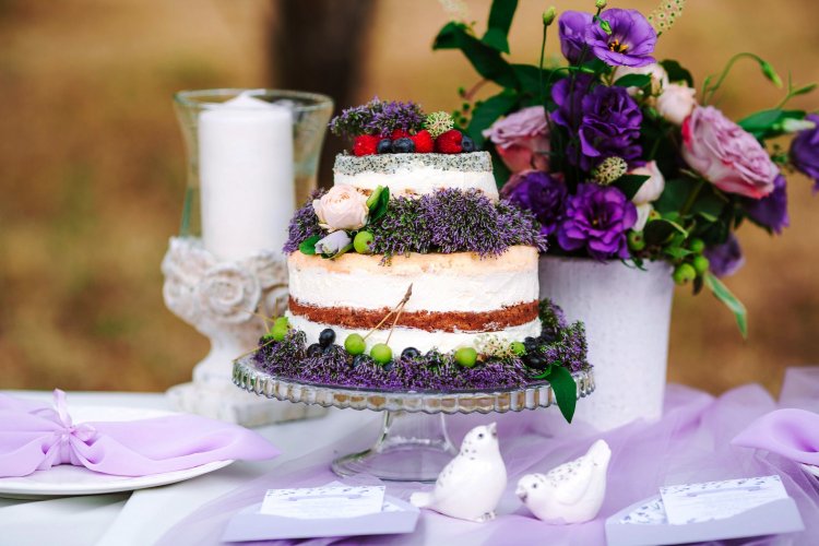 Свадебный торт с ягодами, фруктами и живыми цветами