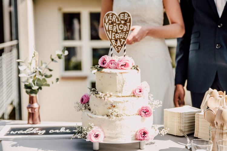 Свадебный торт с ягодами, фруктами и живыми цветами
